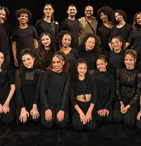 Grupo de alunos e integrantes da Escola de Dança Nery Company
