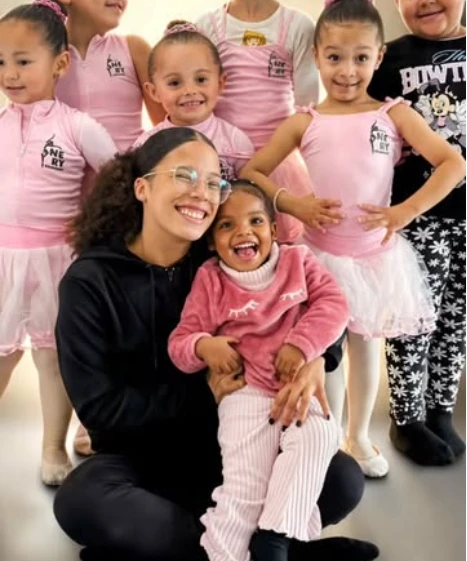 Professora e crianças da escola com roupas de balé